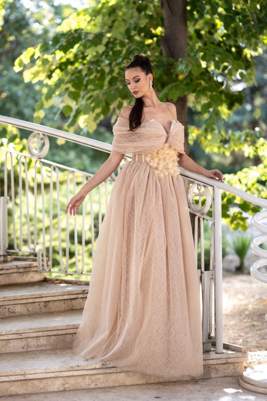 Бежова дълга рокля с корсет и деликатен блясък 