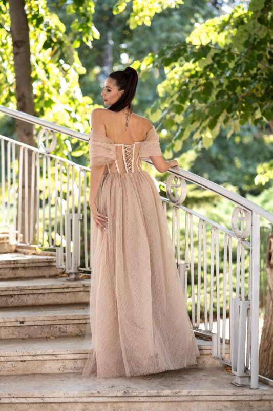 Бежова дълга рокля с корсет и деликатен блясък 