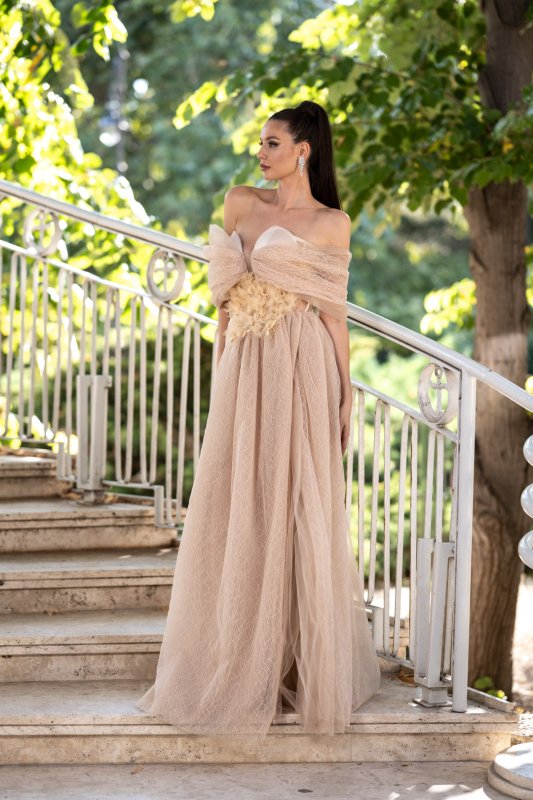 Бежова дълга рокля с корсет и деликатен блясък 