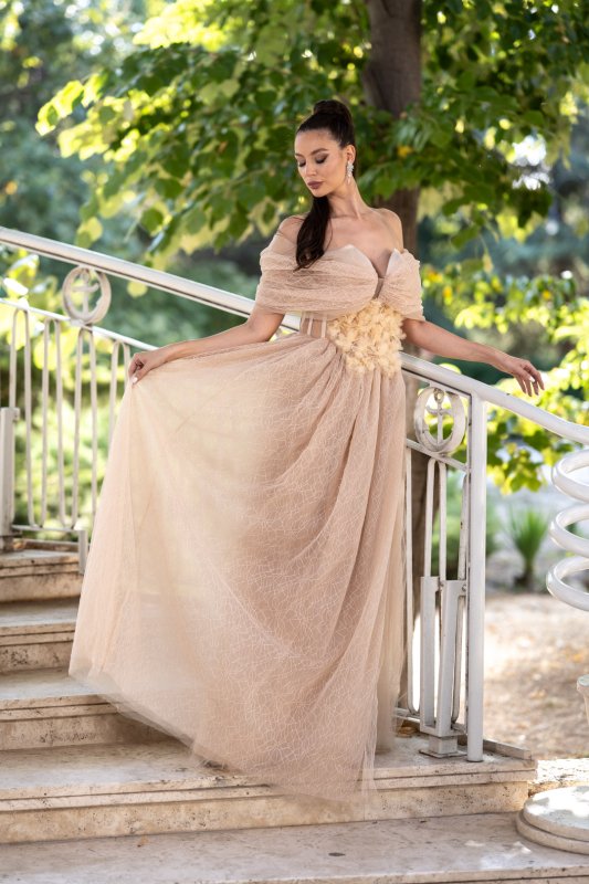 Бежова дълга рокля с корсет и деликатен блясък 