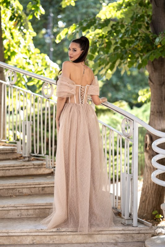 Бежова дълга рокля с корсет и деликатен блясък 