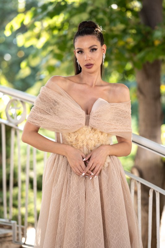 Бежова дълга рокля с корсет и деликатен блясък 