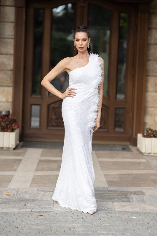 Дълга бяла рокля от пайети с едно рамо и акценти цветя и пера