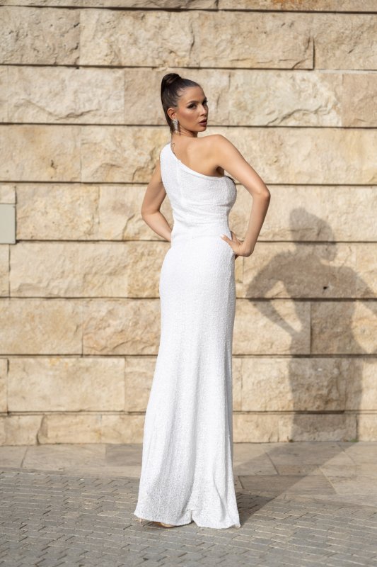 Дълга бяла рокля от пайети с едно рамо и акценти цветя и пера