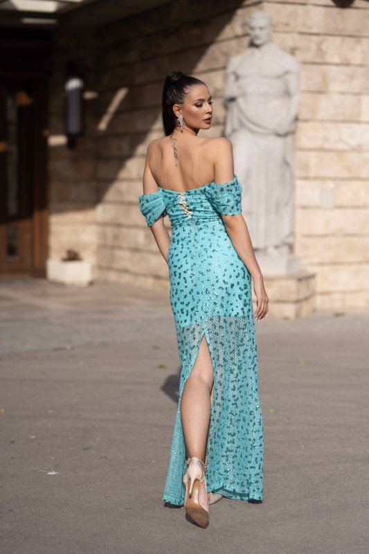 Дълга тюркоазена рокля с цепка 