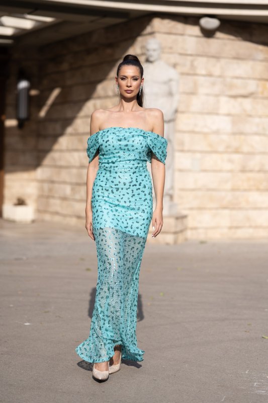 Дълга тюркоазена рокля с цепка 