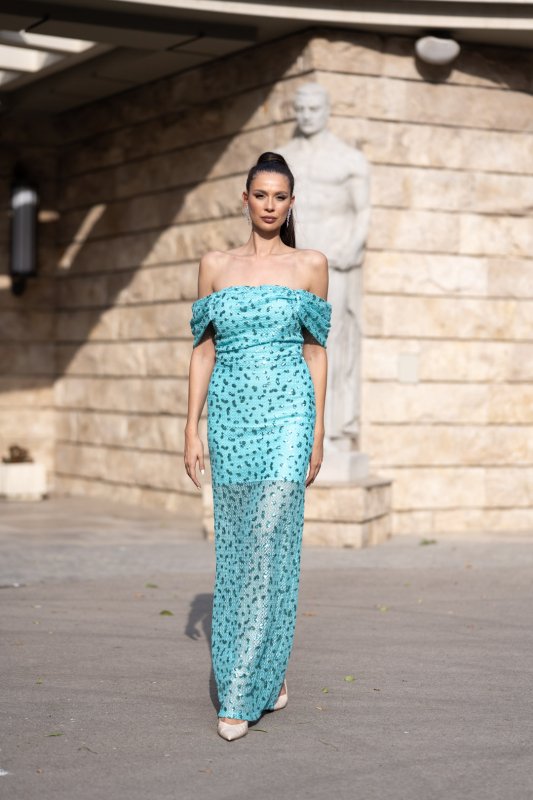 Дълга тюркоазена рокля с цепка 