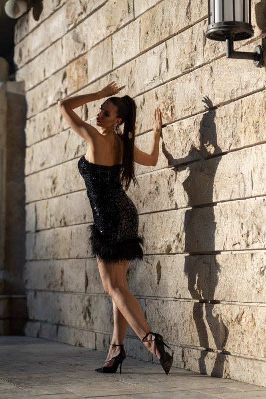 Къса черна рокля от кадифе с пайети и пера с 1 презрамка 