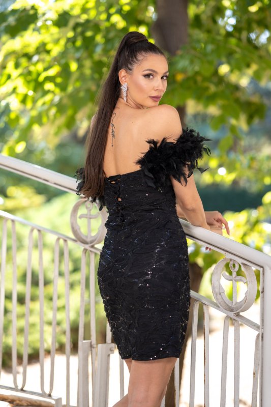 Къса черна рокля от дантела с пайети и пера