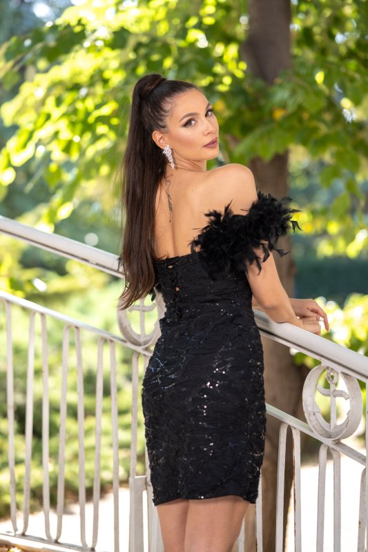 Къса черна рокля от дантела с пайети и пера