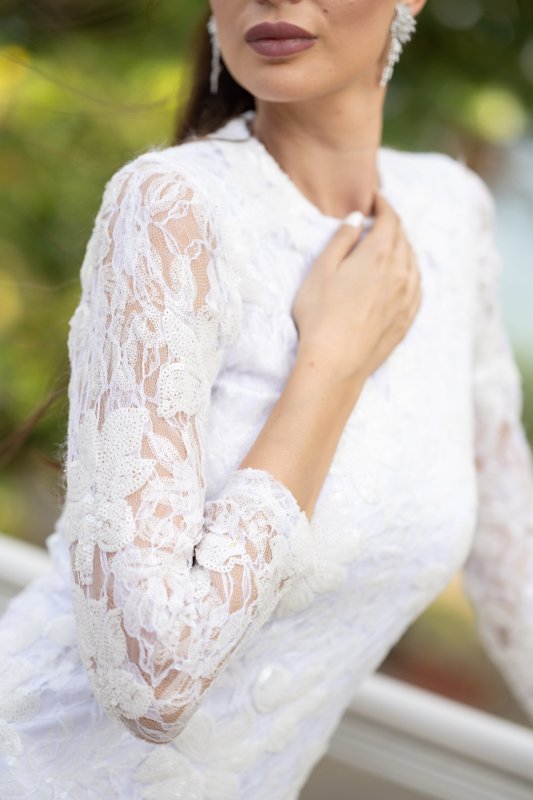 Къса бяла рокля с дълги ръкави от дантела с пайети