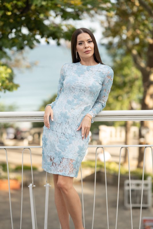 Къса рокля с дълги ръкави от дантела с пайети 