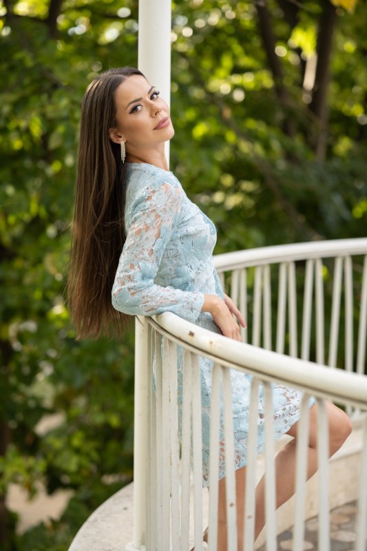 Къса рокля с дълги ръкави от дантела с пайети 