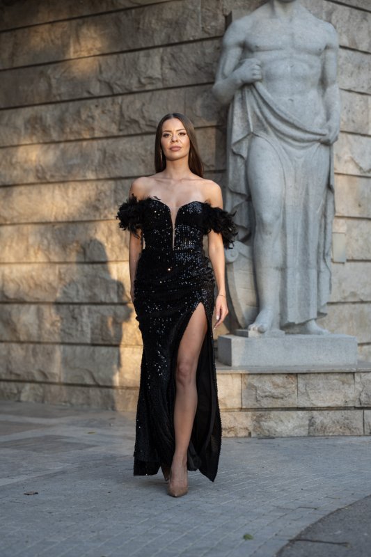 Черна дълга рокля с пера и пайети