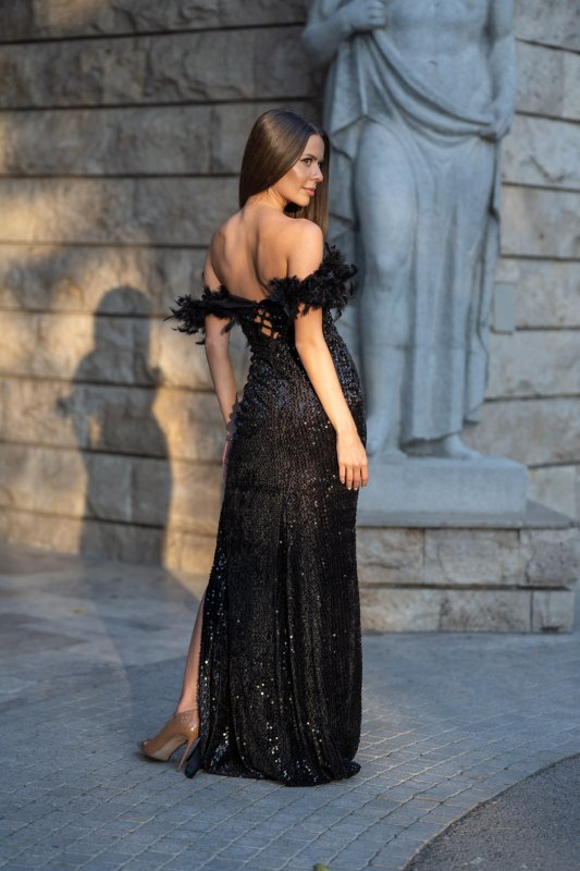 Черна дълга рокля с пера и пайети