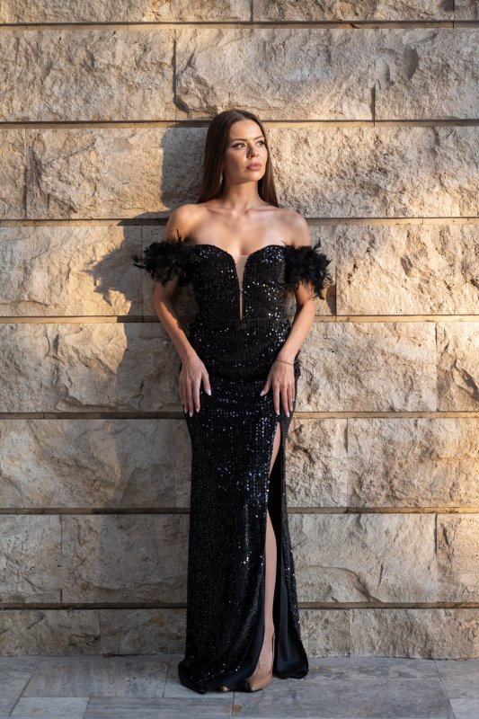Черна дълга рокля с пера и пайети