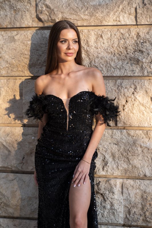 Черна дълга рокля с пера и пайети