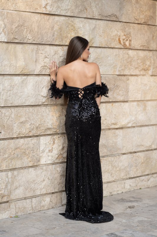 Черна дълга рокля с пера и пайети