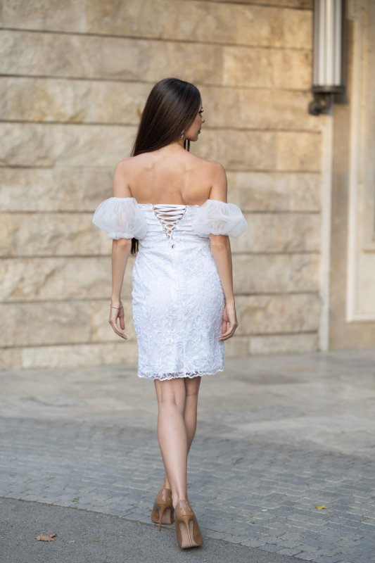 Къса бяла рокля от дантела с тюлени ръкави