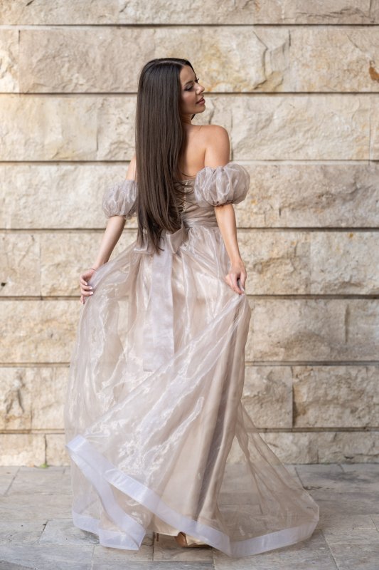 Дамска дълга бежова рокля от органза