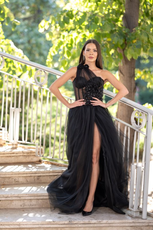 Черна дълга рокля от тюл и корсет с изящни 3D цветя