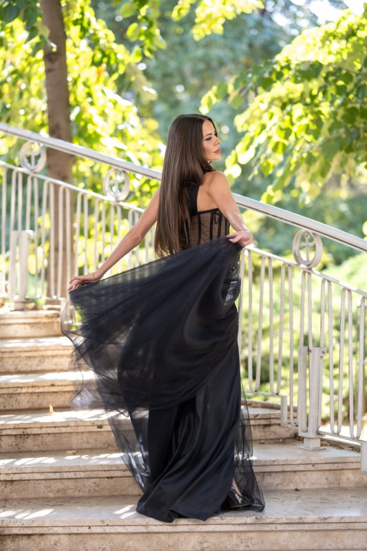 Черна дълга рокля от тюл и корсет с изящни 3D цветя