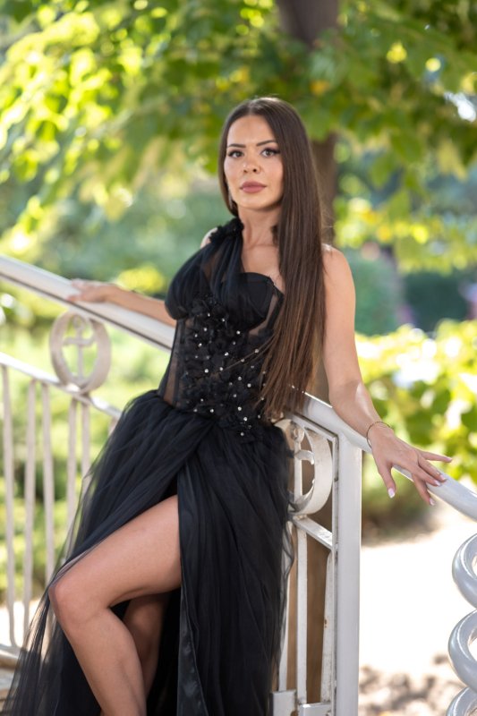 Черна дълга рокля от тюл и корсет с изящни 3D цветя