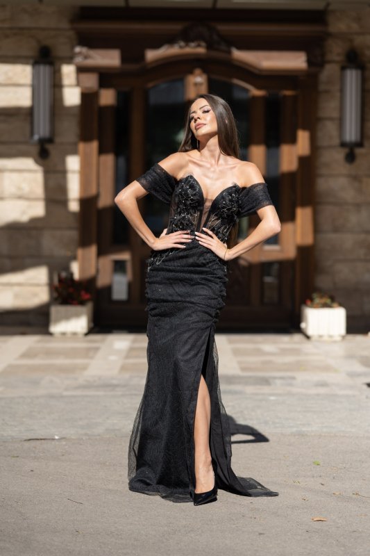 Дълга черна рокля с голи рамене, 3D цветя и висока цепка