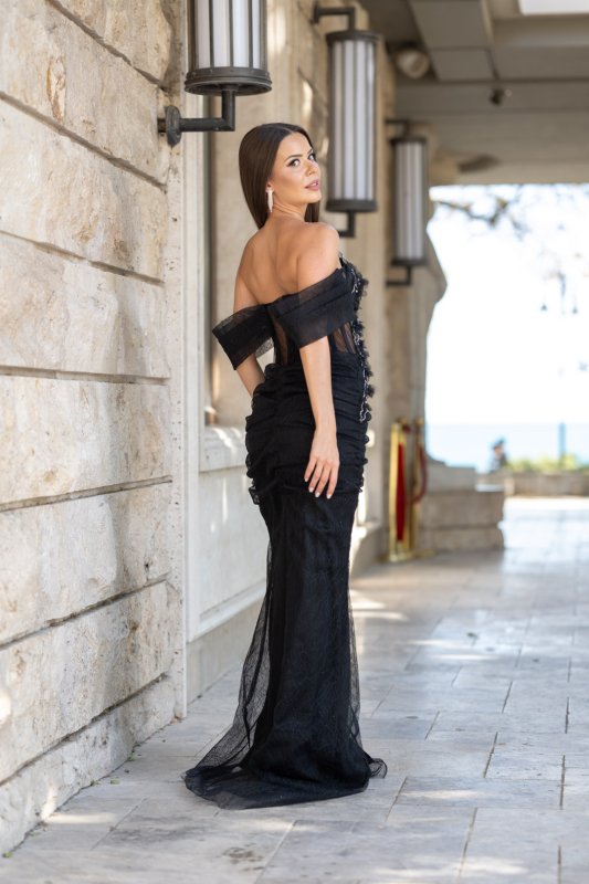 Дълга черна рокля с голи рамене, 3D цветя и висока цепка