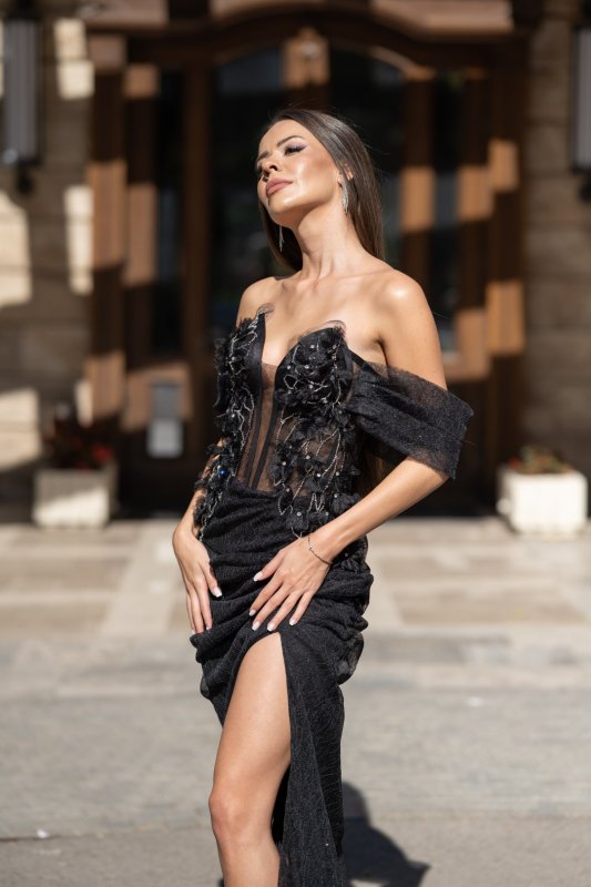 Дълга черна рокля с голи рамене, 3D цветя и висока цепка