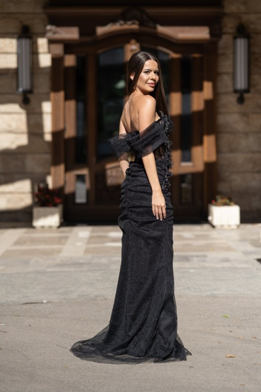 Дълга черна рокля с голи рамене, 3D цветя и висока цепка