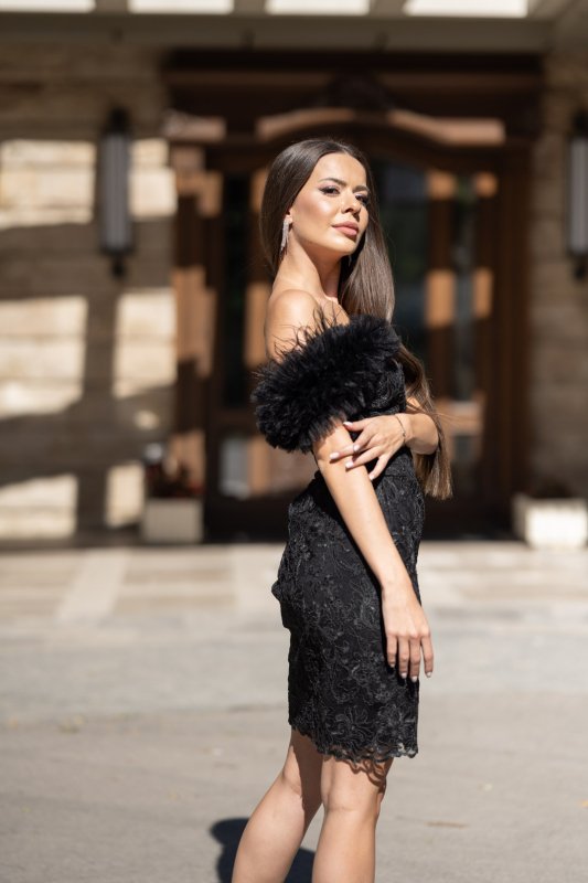 Черна дантелена рокля с акцент от тюл и пера