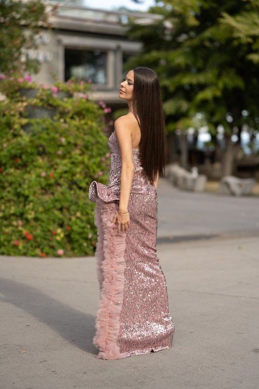 Розова вечерна рокля от кадифе с пайети, тюл и ефектна цепка