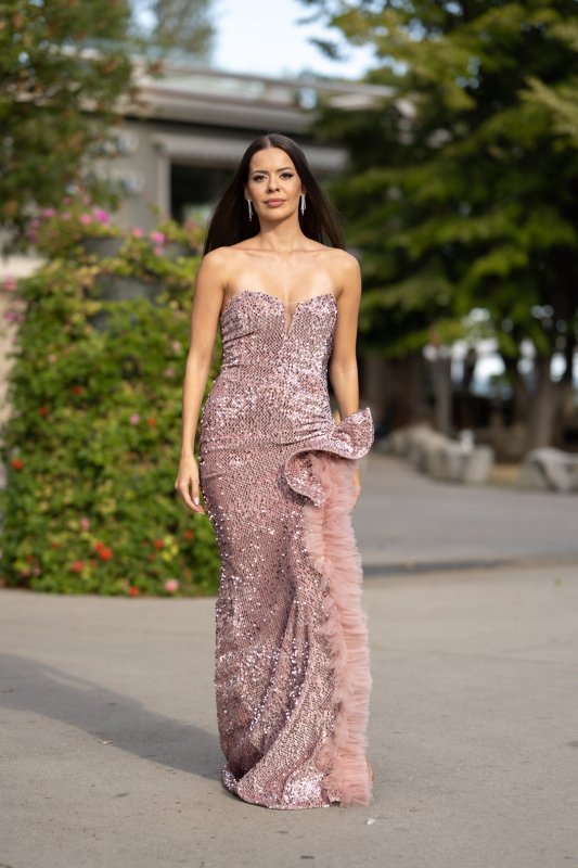 Розова вечерна рокля от кадифе с пайети, тюл и ефектна цепка