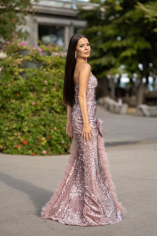 Розова вечерна рокля от кадифе с пайети, тюл и ефектна цепка