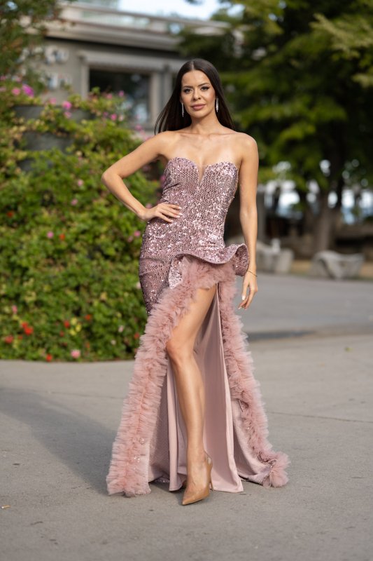 Розова вечерна рокля от кадифе с пайети, тюл и ефектна цепка