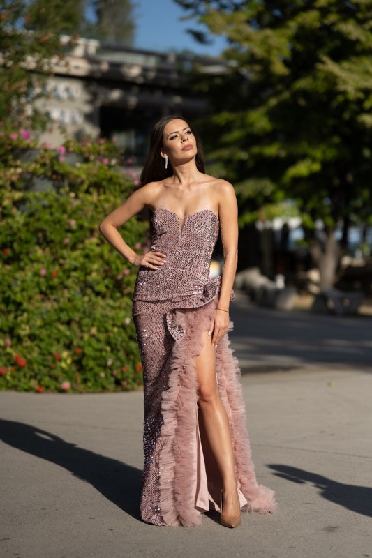 Розова вечерна рокля от кадифе с пайети, тюл и ефектна цепка