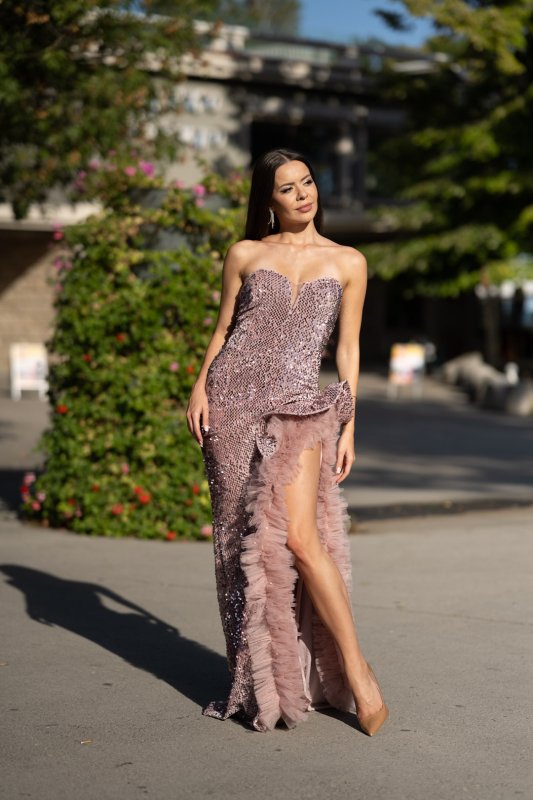 Розова вечерна рокля от кадифе с пайети, тюл и ефектна цепка