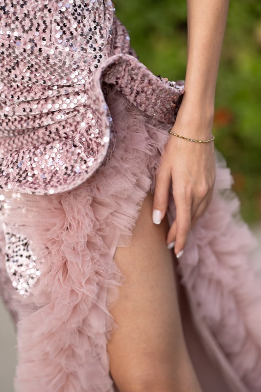 Розова вечерна рокля от кадифе с пайети, тюл и ефектна цепка