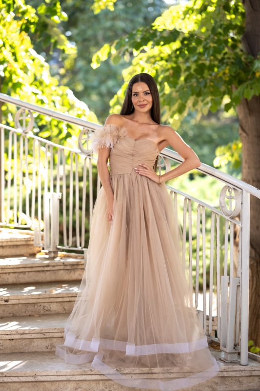 Дълга бежова рокля с тюл 