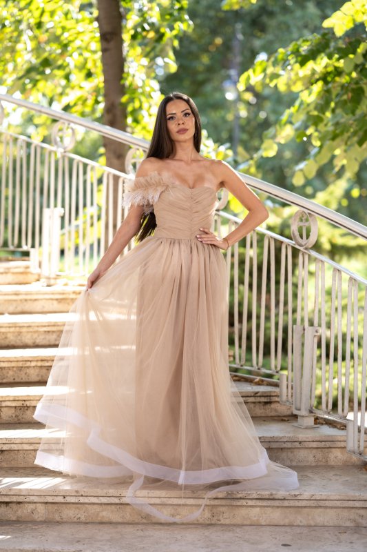 Дълга бежова рокля с тюл 