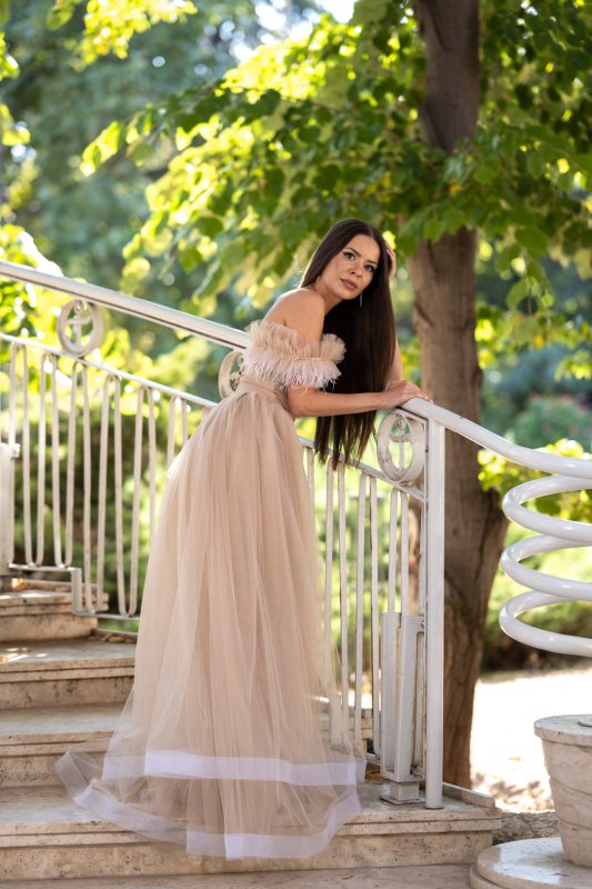 Дълга бежова рокля с тюл 