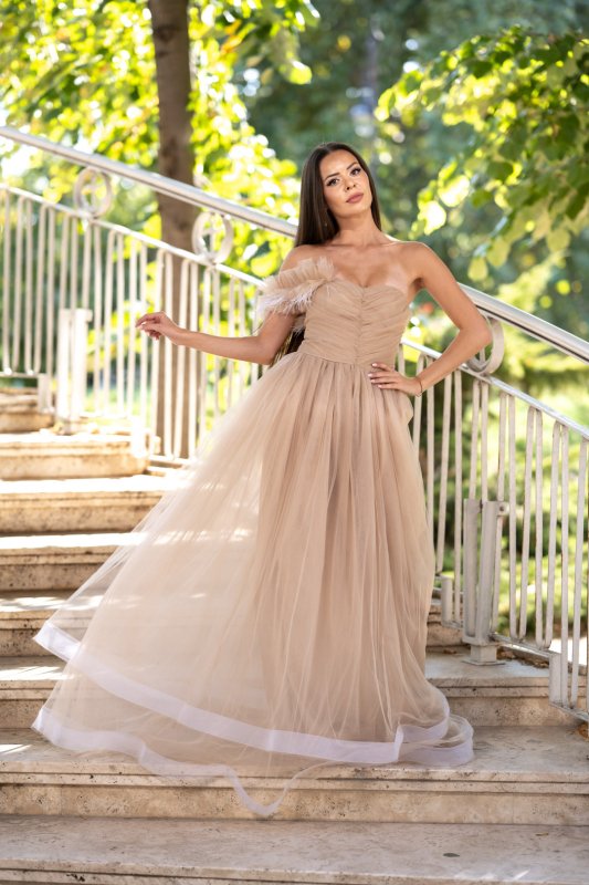 Дълга бежова рокля с тюл 