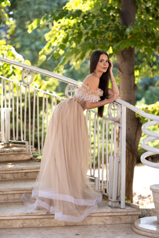 Дълга бежова рокля с тюл 