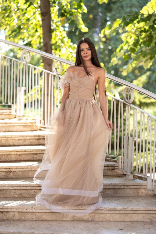 Дълга бежова рокля с тюл 