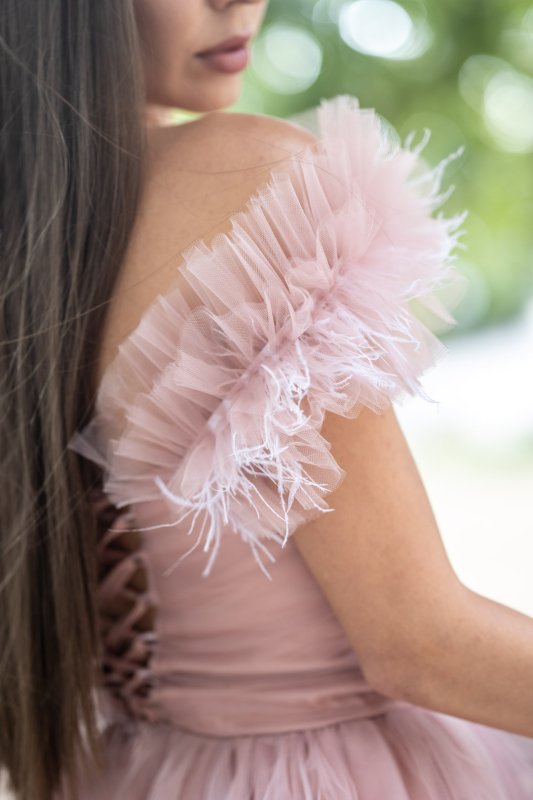 Къса розова тюлена рокля с пера и корсетен гръб