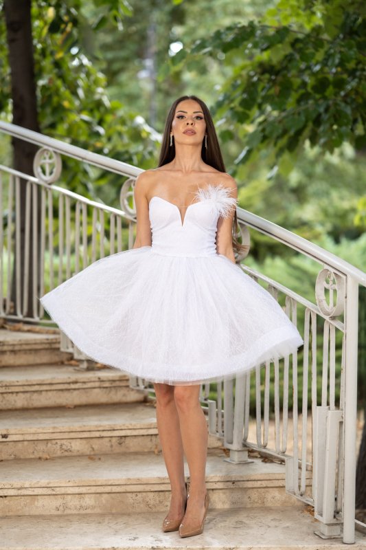 Къса бяла разкроена рокля с блясък и пера