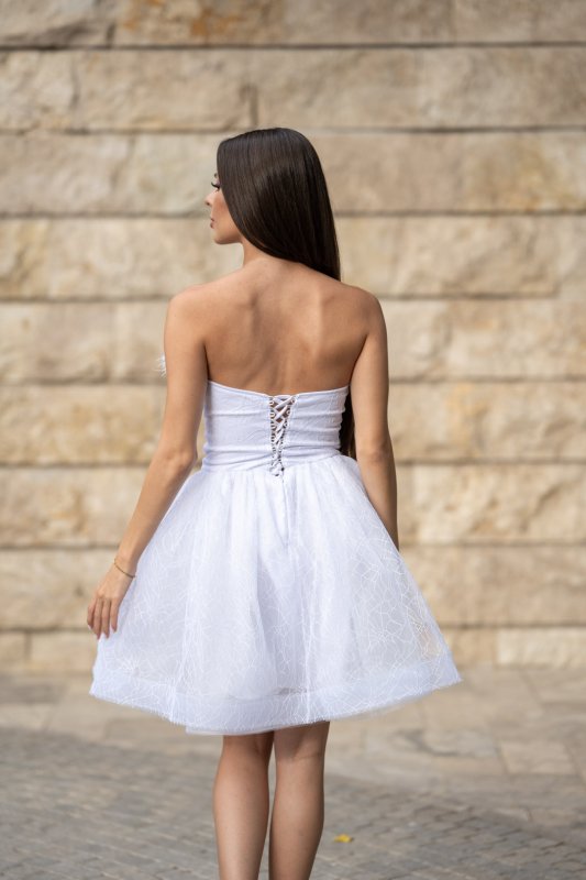 Къса бяла разкроена рокля с блясък и пера