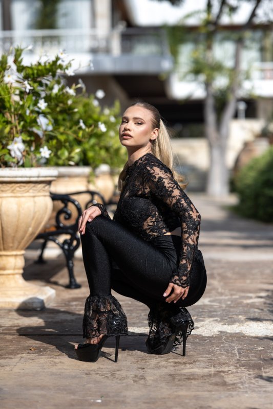 Черен клин от ликра с дантела
