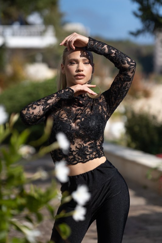 Черен клин от ликра с дантела